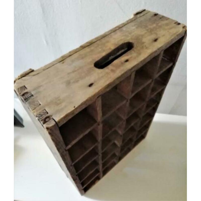 Brocante houten flessenkrant France wijnkrat vakkenkastje