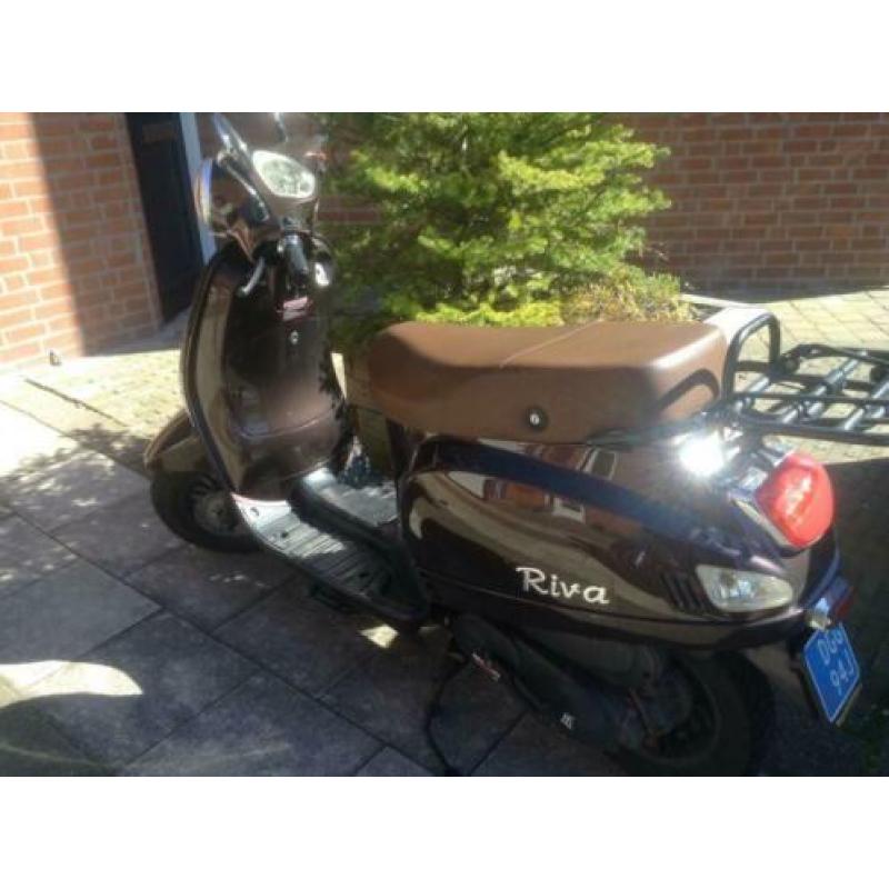 Wij stoppen ermee te koop 2x 25 km scooters.Merk BTC en IVA.