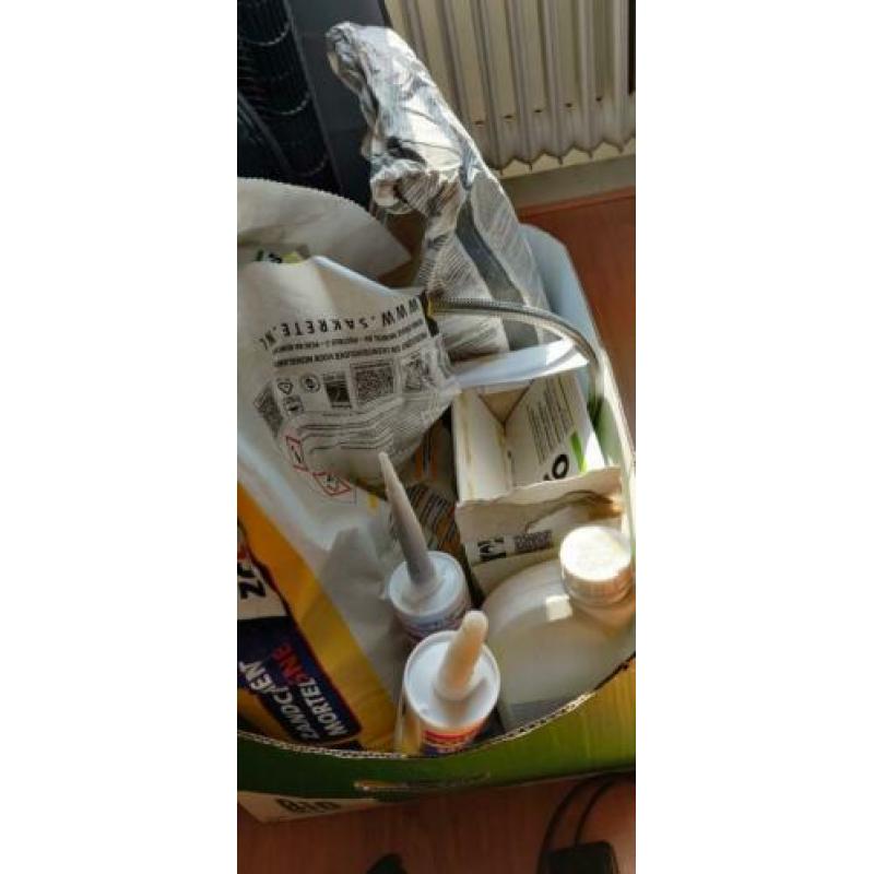 Diverse producten voor tegelen