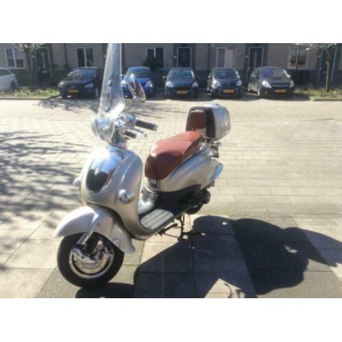 Wij stoppen ermee te koop 2x 25 km scooters.Merk BTC en IVA.