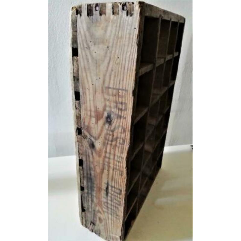 Brocante houten flessenkrant France wijnkrat vakkenkastje