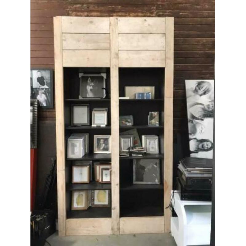 steigerhouten toonbank met bijbehorende kast