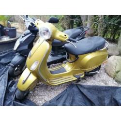 zeer mooie vespa lx50 snor loopt goed opnieuw gespoten