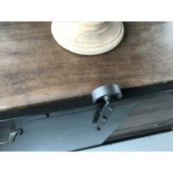 Dressoir mango hout met stalen loft deuren hoge korting