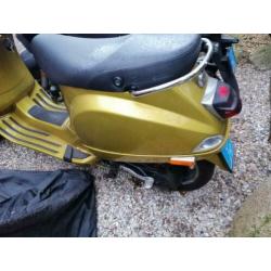 zeer mooie vespa lx50 snor loopt goed opnieuw gespoten