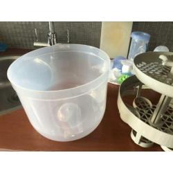 Elektrische stoomsterilisator voor babyflessen