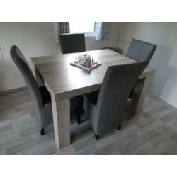 Eethoek met stoelen