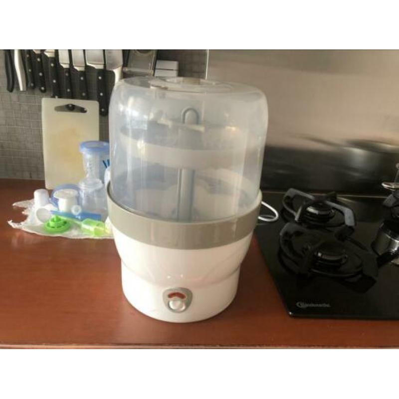 Elektrische stoomsterilisator voor babyflessen