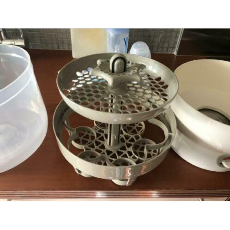 Elektrische stoomsterilisator voor babyflessen