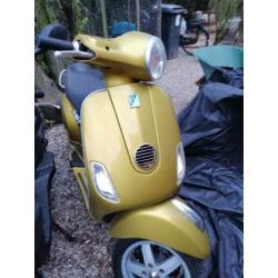 zeer mooie vespa lx50 snor loopt goed opnieuw gespoten