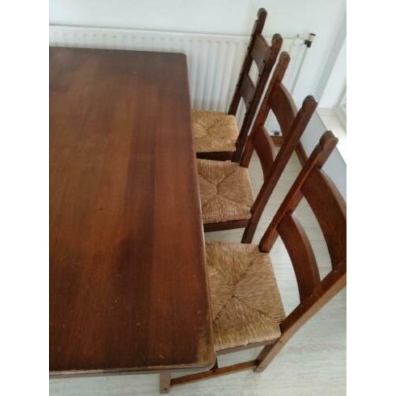 Eiken tafel ( en eventueel 6 stoelen)