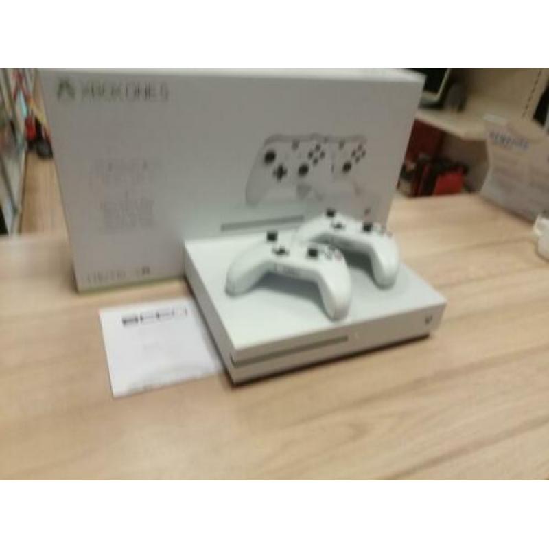 Xbox One S 1TB 2 controllers Nieuw in doos met 2 jaar garant