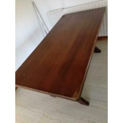 Eiken tafel ( en eventueel 6 stoelen)