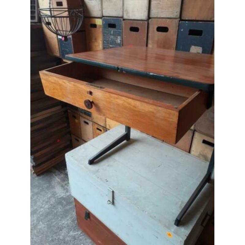 Vintage Eromes schoolburo lessenaar 70x70x50 van €45 nu €35