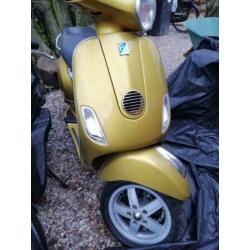 zeer mooie vespa lx50 snor loopt goed opnieuw gespoten