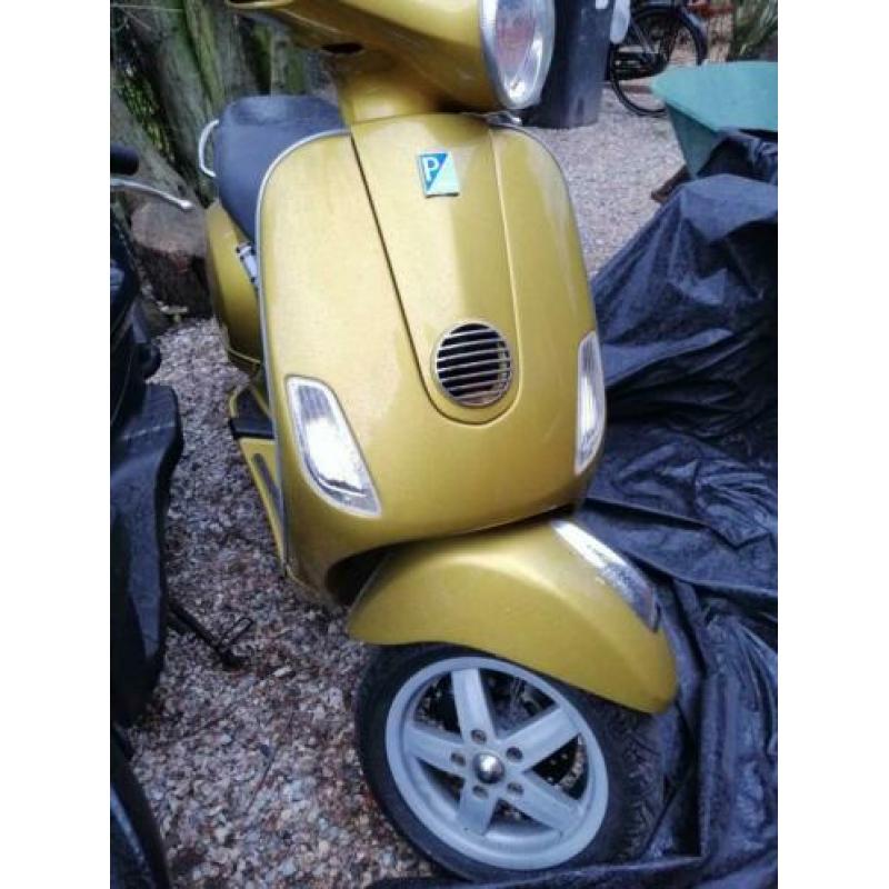 zeer mooie vespa lx50 snor loopt goed opnieuw gespoten
