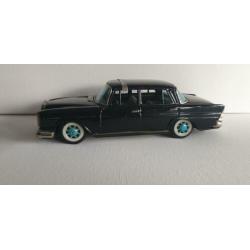Bandai Mercedes 220.
