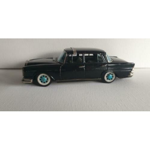 Bandai Mercedes 220.