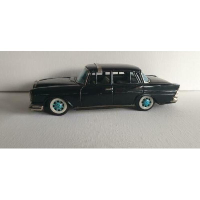 Bandai Mercedes 220.