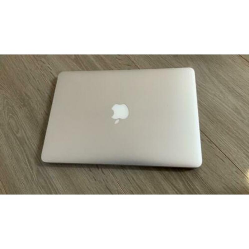 Apple 13” MacBook Pro RET-i5-2,4Ghz met schermschade