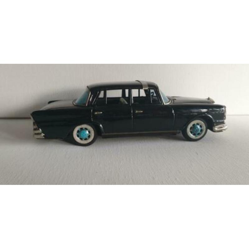 Bandai Mercedes 220.