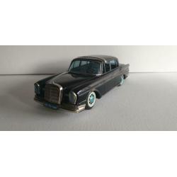Bandai Mercedes 220.