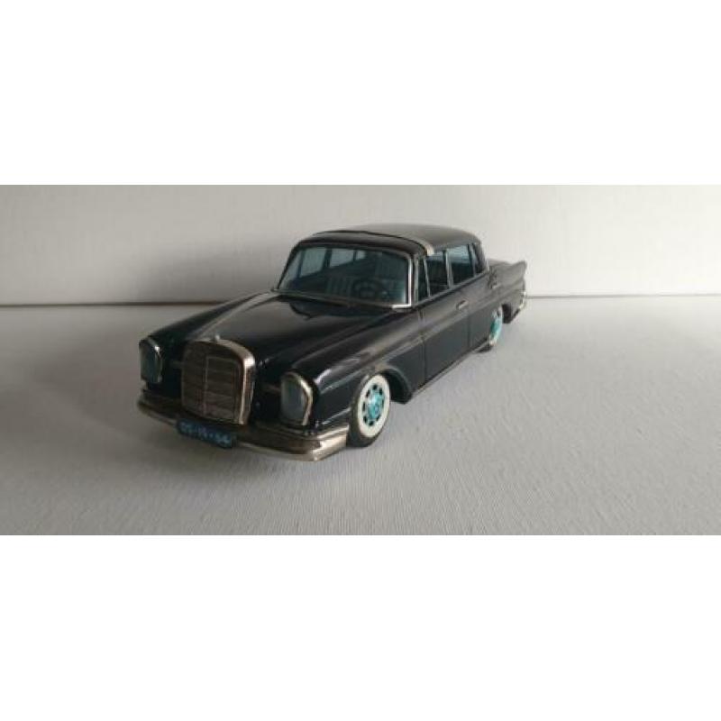 Bandai Mercedes 220.