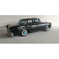 Bandai Mercedes 220.