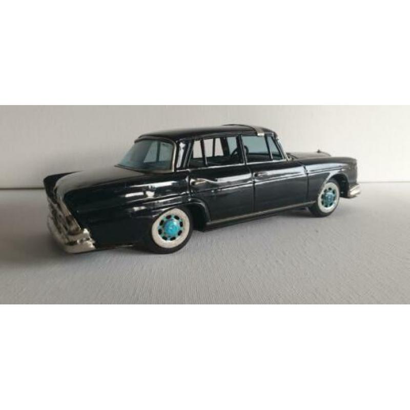 Bandai Mercedes 220.