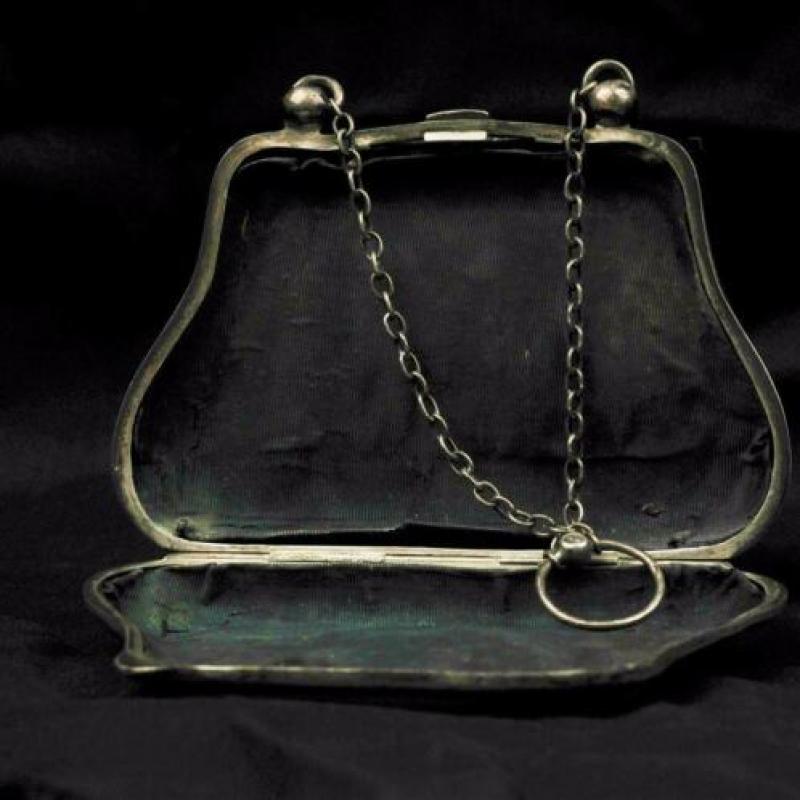 Zilveren beursje, geschenk aan Mrs. Rutherford in 1908