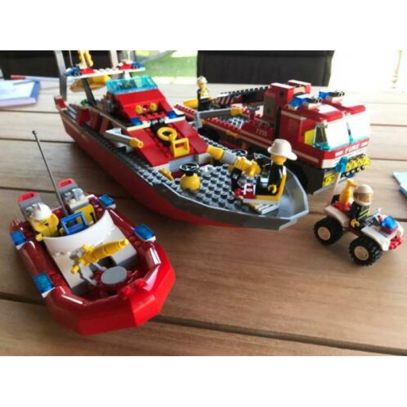 Lego City 7313 en 7906 Brandweer boot en Truck