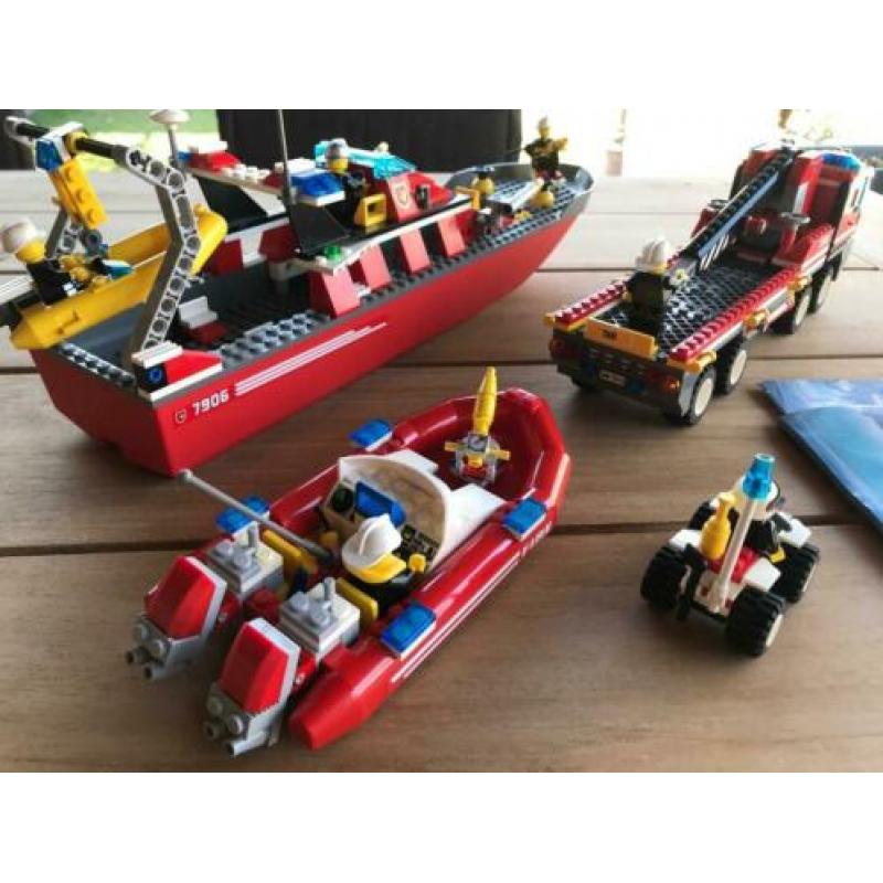 Lego City 7313 en 7906 Brandweer boot en Truck