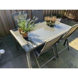 Tuinset: tafel met 4 stoelen en kussens