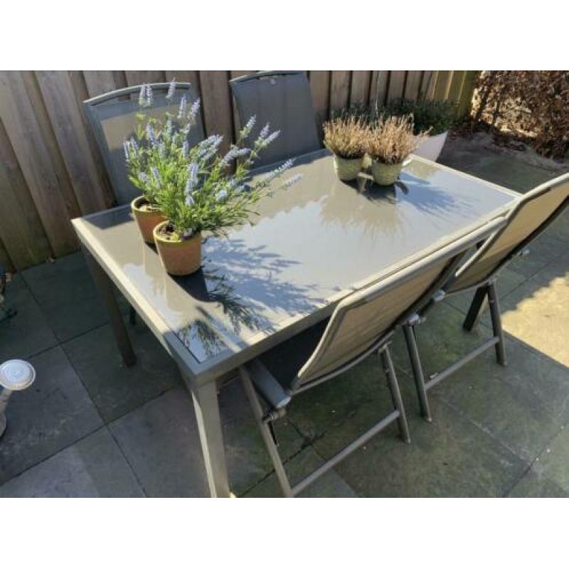 Tuinset: tafel met 4 stoelen en kussens