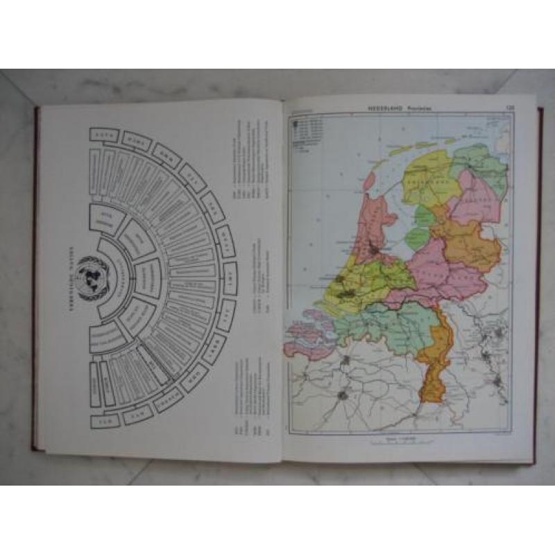 De wereld in woord, kaart en 167 foto,s in koperdiepdruk