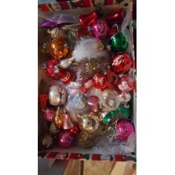 Leuke gekleurde kerstballen en pieken