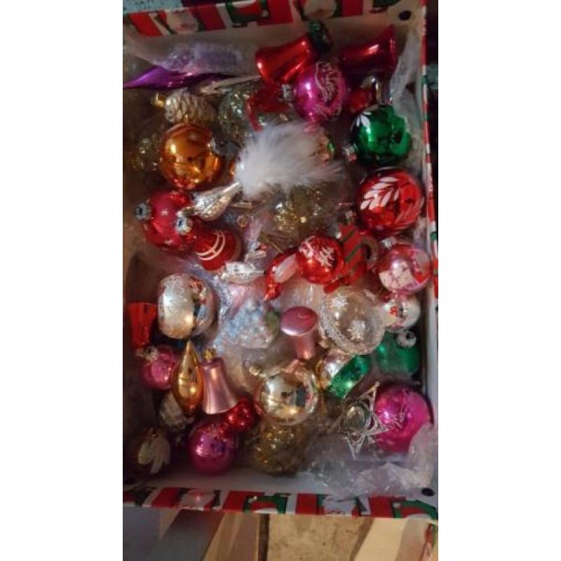 Leuke gekleurde kerstballen en pieken