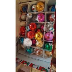 Leuke gekleurde kerstballen en pieken