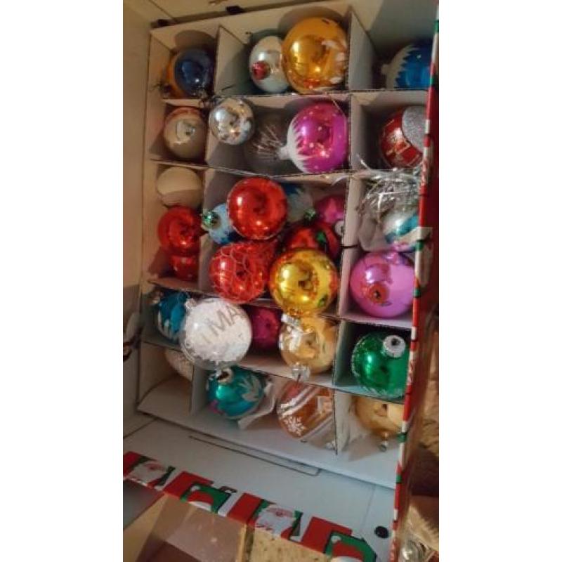 Leuke gekleurde kerstballen en pieken