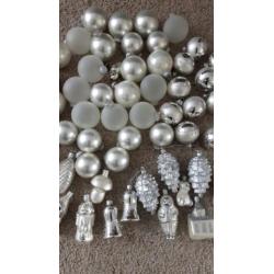 104 kerstboom ballen/versiersels incl Piek! Rood/zilver/wit