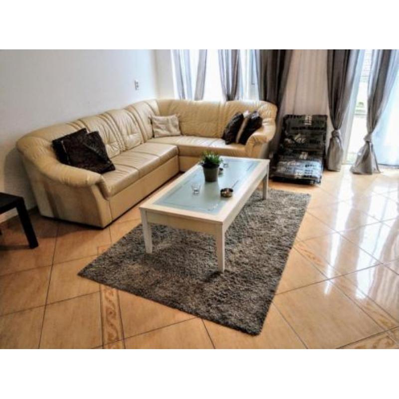 Slaapbank, salontafel en eethoek en lounge bank