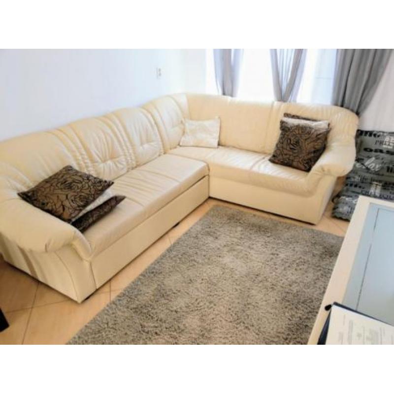 Slaapbank, salontafel en eethoek en lounge bank