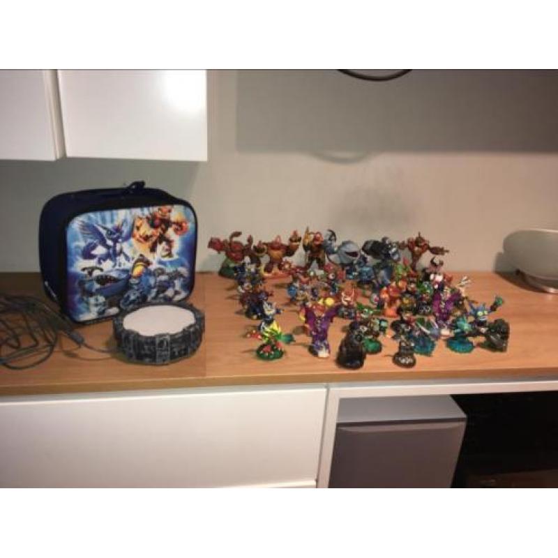 36 skylanders +platform en tasje