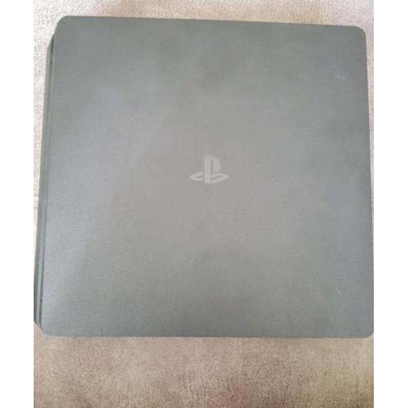 Ps4 Sony met controller en een game