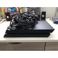 Ps4, 500 GB te koop incl bedrading, controllers en 2 games